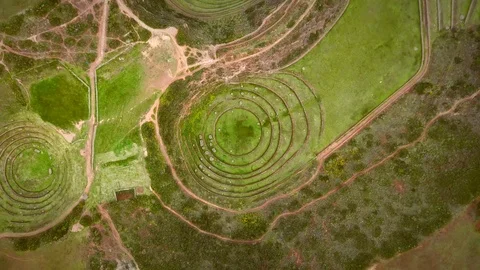 Aerial close up view of terraced circular depressions of Moray, Peru. Vidéo 95276139
