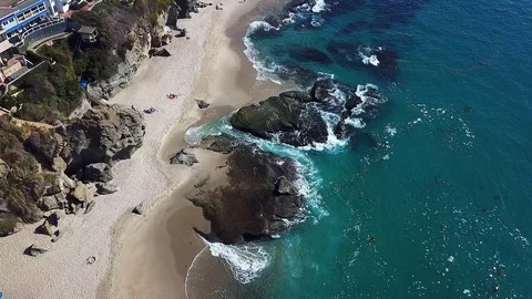 Aerial Close Up of Waves Crushing on Rocks in Laguna Beach, California Stockbeeldmateriaal 89927285