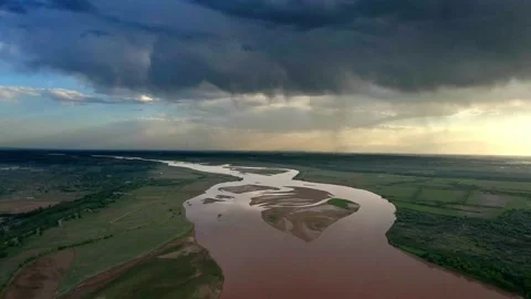 Aerial close-up of the Yellow River under dark clouds 動画素材 293333418