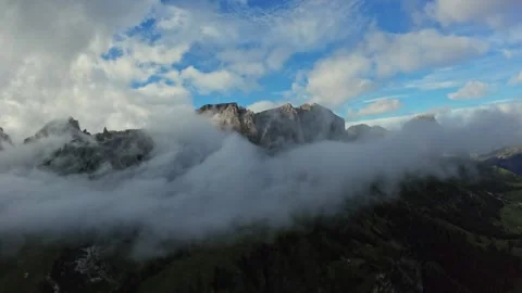 Aerial cloud inversion over forested valley, drone glides above canopy; low Vidéo 325825059