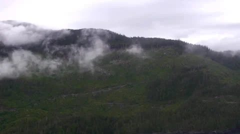 Aerial of Clouds and Forested Mountain Peaks (Drone) 库存影片 26408635