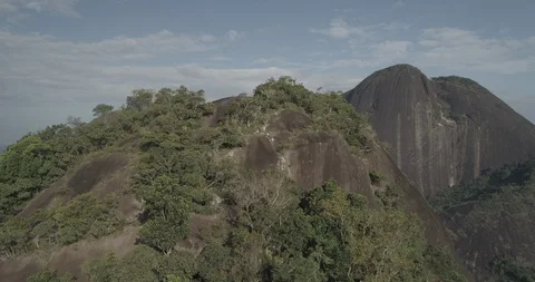 Aerial coming up over the back of Mavecure hill to reveal the Cerros de Mavecure Video stock 100654384