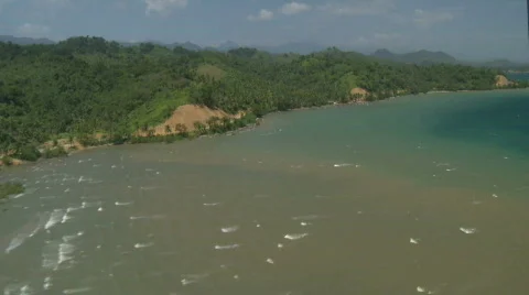 Aerial cor wave sandy beach to clearer water Video stock 549936