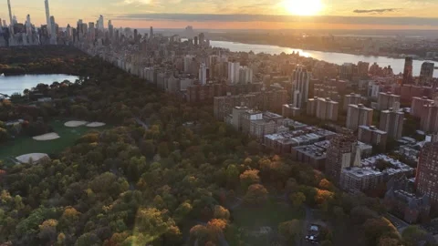 Aerial Crab Right Over Central Park North Reservoir at Golden Hour Vídeo Stock 344590287