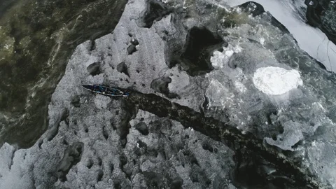Aerial: Crane Down of Winter Rowing 動画素材 89302046