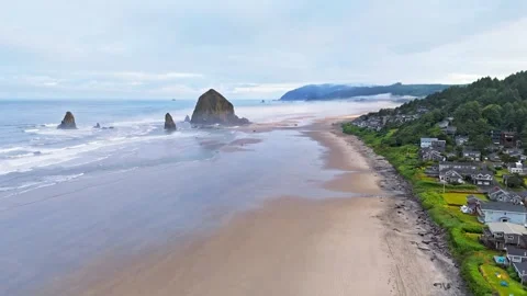 Aerial crane shot of stunning Haystack Rock Vídeos de archivo 312543238