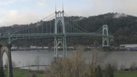 Aerial cranes down from St Johns Bridge to riverside park in Portland, Oregon Vídeos de archivo 168099198