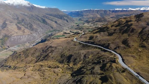 Aerial of Crown Range Lookout Toward Cardrona Valley Vídeo Stock 333971459