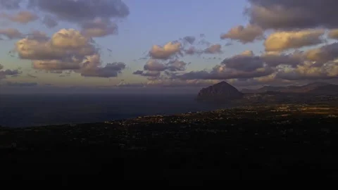 Aerial day to night timelapse of clouds over Monte Cofano, Italy Vidéo 279850811
