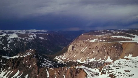 Aerial of deep valley cut into Beartooth Mountains covered with snow Vídeo Stock 124226852