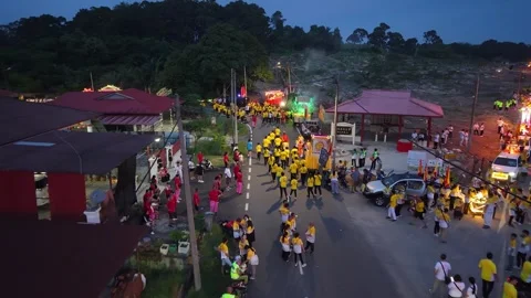 Aerial Deity Procession Through Bukit Bakri Temple Road at Dusk Vídeos de archivo 345437444