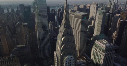 Aerial descending close up view of top of Chrysler building with distinctive Art Vídeos de archivo 167690553