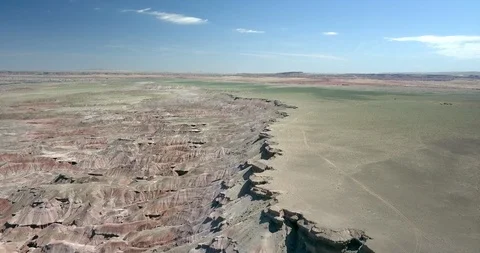 Aerial descending toward dramatic cliffs over alien desert landscape Video stock 111331451