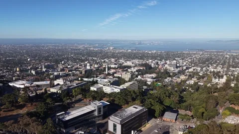 Aerial descending view of UC Berkeley and San Francisco Bay 스톡 동영상 344951469