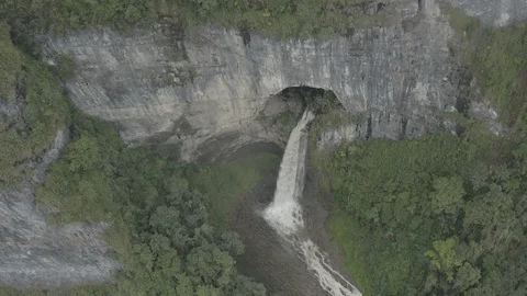 Aerial descends while tilting up to cave of Ventana de Tisquizoque in Colombia Stockbeeldmateriaal 127964150