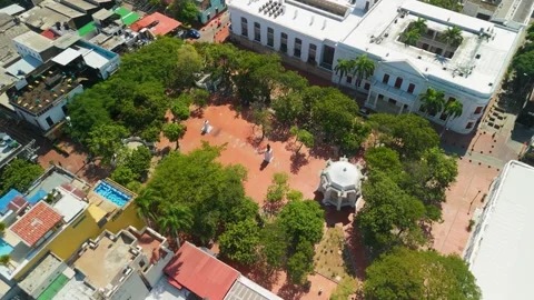 Aerial descent over Parque de Los Novios with Manuel Murillo Toro monument Vídeos de archivo 337391679