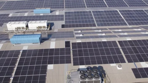 Aerial diagonal flight over completed rooftop solar farm Vídeos de archivo 330520756