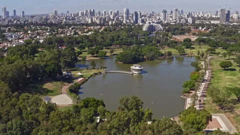 Aerial distant view on Tel Aviv business skyline from Leumi park, Israel 库存影片 133681758