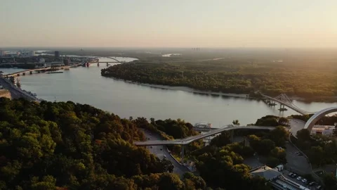 AERIAL: Dnipro River, pedestrian bridge and The Arch of Freedom of the Ukrainian Video stock 201809474