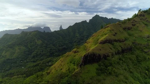 Aerial dolly view of the vegetation inside Moorea Mountains Stock Footage 92065796