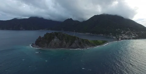 Aerial drafting sideways around the end of Scott's Head in the south of Dominica Vídeos de archivo 70006009