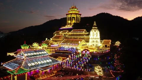 Aerial dramatic push forward Kek Lok Si Temple in night Vídeos de archivo 205338575