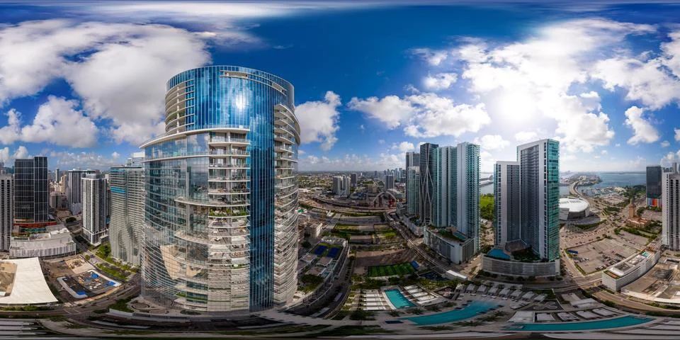 Aerial drone 360 equirectangular panorama. Downtown Miami highrise towers c.. Foto stock