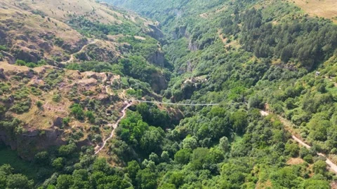 Aerial Drone Approach to Bridge Over Canyon in Khndzoresk, Armenia Vidéo 344470650