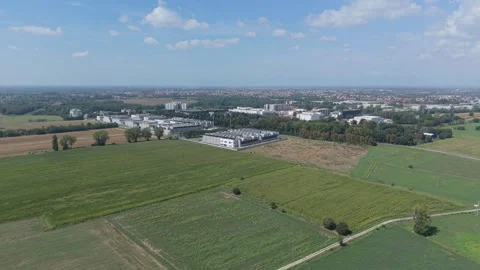 Aerial drone approach toward a large cluster of modern data center buildings Vídeos de archivo 346105998