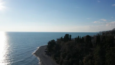 Aerial drone. The camera goes up and shows the blue sea. Vidéo 106885752