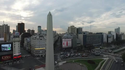 Aerial drone camera moving forward towards the Obelisk in Buenos Aires Vídeo Stock 56234695
