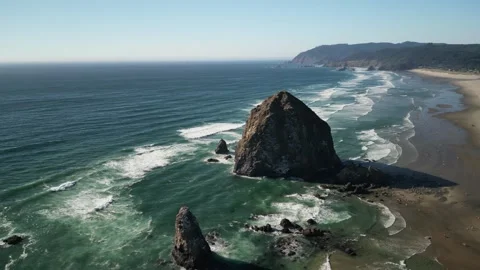 Aerial Drone Circling Haystack Rock at Cannon Beach, Oregon Vidéo 348336953
