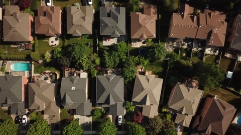 Aerial drone clip, top down, low altitude, of a suburb in summer. Видео 90467285