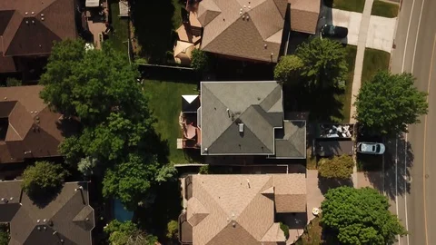 Aerial drone clip, top down, low altitude, of a suburb in summer. 스톡 동영상 90467476