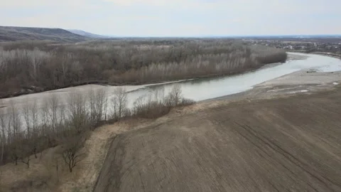 Aerial drone descent over a tranquil river flowing through a natural landsca Vídeos de archivo 337394692