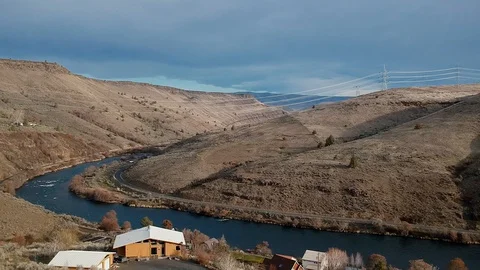 Aerial Drone Deschutes River Fields Hills Mountains Water Clouds Peaceful Vídeo Stock 128828833