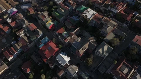 Aerial Drone Diagonal Flight Over Colorful Houses in Valparaíso, Chile Video stock 320970752