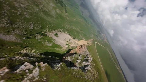 Aerial drone dive over rocky mountain cliff and grassy plateau Vídeos de archivo 343738158