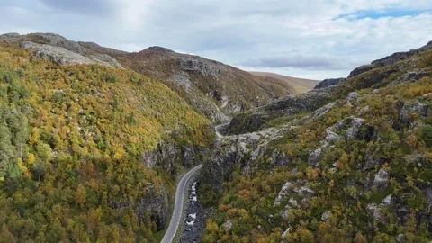 Aerial drone establishing shot E45 road and river valley Finnmark Vidéo 332893024
