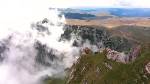 Aerial drone flight in Bucegi mountains, Romania. Gimbal down tilt motion 库存影片 130852943