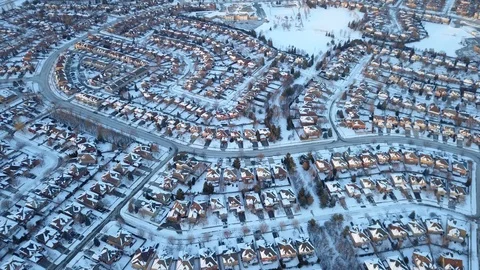 Aerial drone flight low over a suburban community on a bright day in winter. 스톡 동영상 102204101