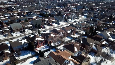 Aerial drone flight low over a suburban community on a bright day in winter. Vidéo 103062271