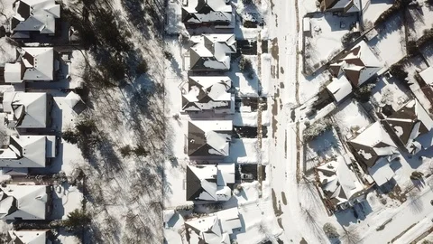 Aerial drone flight low over a suburban community on a bright day in winter. 스톡 동영상 103824760