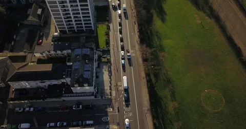 Aerial Drone flight over busses and traffic in London England. 스톡 동영상 82371167