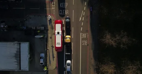 Aerial Drone flight over busses and traffic in London England. Vídeos de archivo 82373288