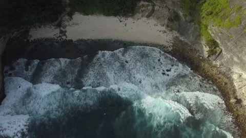 Aerial drone flight over clear rocky cliff, paradise island Nusa Penida. Waves Vídeo Stock 228953496
