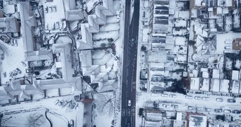 Aerial drone flight over an intersection in London, England during a snowstorm. Stockbeeldmateriaal 86554995