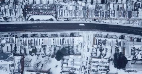 Aerial drone flight over an intersection in London, England during a snowstorm. Vidéo 86555758