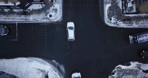 Aerial drone flight over an intersection in London, England during a snowstorm. Видео 86556173