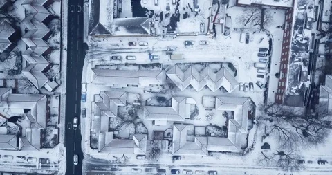 Aerial drone flight over an intersection in London, England during a snowstorm. Видео 86556769